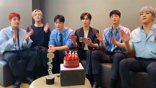 نونو ک همش سرش ت گوشی(راکی همه کیکو میخوره