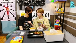 Vlive یوشی دی در 3 ژوِئن با زیرنویس فارسی آنلاین