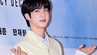 عکس های منتشر شده از Kim Seokjin در فرش قرمز اکران فیلم Emergency declaration