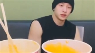 وقتی بنگ چان خودش رو با غدای تند به چالش می کشه فقط آخرشش اشکش دیگه دراومد///هر کی ندونه فک می کنه مست اومده لایوو کیوتتت