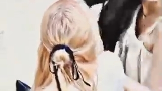 وقتی جنی تو فرود گاه برای لیسا زبونشو درآورد:///