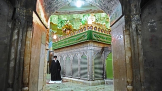 رهبرم تاج سرم سید علی مولای ماست هر که گوید برخلاف حرف او دین و راهش برفناست علی حق و سخن او حق است امام خامنه ای ولایت عشق است