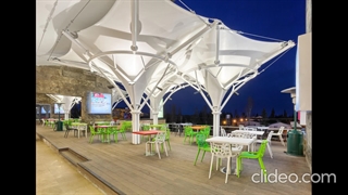 زیر آسمان آبی با سایبان برقی رستوران