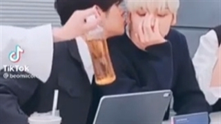 لاس زدن یونجون با بقیه اعضا xd