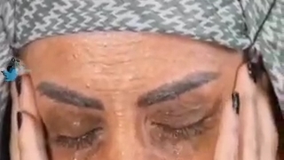 زلیخا با تتو و لاک مشکی......