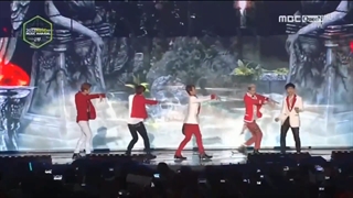 اجرای آهنگ Why So Sepious از اکسو در جشنواره Melon 2013