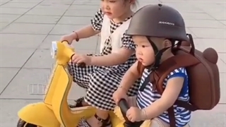 کودک موتورسوار