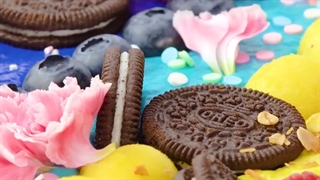 کیک های میوه ای رنگین کمانی