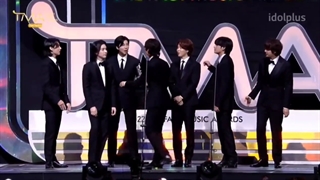 کات اعلام برد و دریافت جایزه‌ی "FANNSTAR Choice Award" توسط بی‌تی‌اس‌ در مراسم The Fact Music Awards 2022