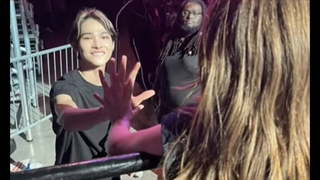 نیکی این دختره رو ناز کردಥ_ಥ