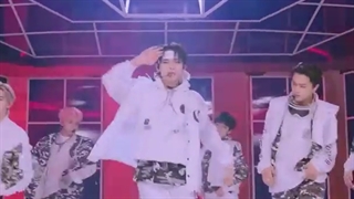 اجرای "Blessed Cursed" از ENHYPEN