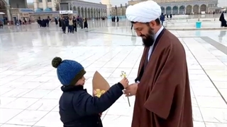 کار زیبای یک کودک در جمکران در اعتتراض به اهانت به روحانیت