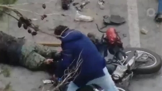 بسیجی ها دارن معترضین رو میک. شن؟!