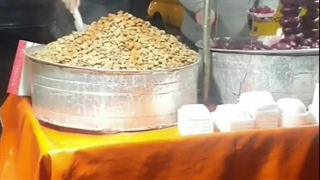 لبوی داغ نذری به مردم در شب سرد پاییزی برای مادر و پدرم