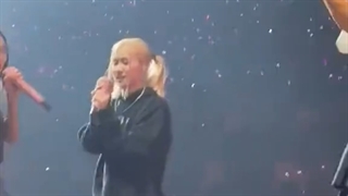 وقتی مایک از دست رزی میفته و جنی مایک خودشو بش میده ಥ‿ಥ