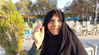 14010918: مادر شهید قربانعلی عمو آقایی بر سر مزار فرزند گرامی اش