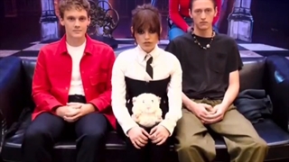 اینجا بازیگرای فیلم Wednesdayدارن یه بازی مثل جوکر رو انجام میدن و نباید بخندن