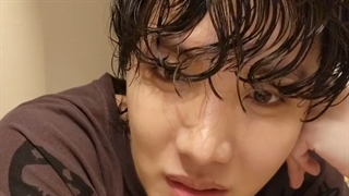 لایو اخیر هوسوک در ویورس "I Just Finished MAMA" بعد از مراسم ماما 2022 با زیرنویس فارسی آنلاین