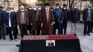 اقامه نماز میت بر پیکر دکتر عباس شیبانی توسط رهبر معظم انقلاب