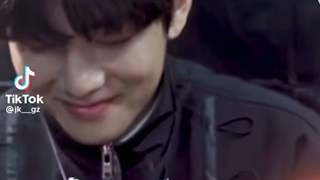 تهیونگ واقعا دوست داشتنی ترین و کیوت ترین موجوده:))خنده هاش:)) گونه هاش