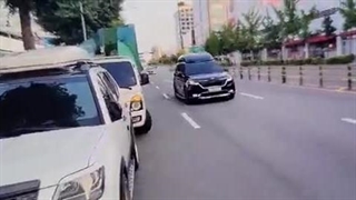 جونگکوک به محل اجرای پیش‌ضبط اینکیگایو رسیدبرای مسابقه اجرای Seven در شبکهSBS