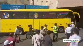 احاطه شدن اتوبوس حامل رونالدو و بازیکنان تیم النصر توسط طرفداران ایرانی