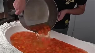 ❌با ۲۵۶ تخم مرغ به بچه های گرسنه غذا داد!❌