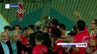 لحظه بالا بردن جام قهرمانی توسط خلیل زاده و بازیکنان تراکتور 1404