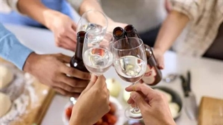 گزارش خبرگزاری فارس از سرو مشروبات الکلی در یک رستوران