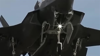수직착륙을 수행하는 F-35B
