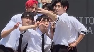 چرا مثل این میمونه اومدن اردو؟!!خنده